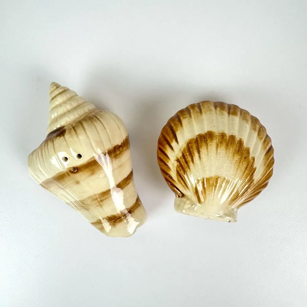 Vintage Ceramic Seashell Salt & Pepper Shakers / Coastal Cottage Kitchen Decor